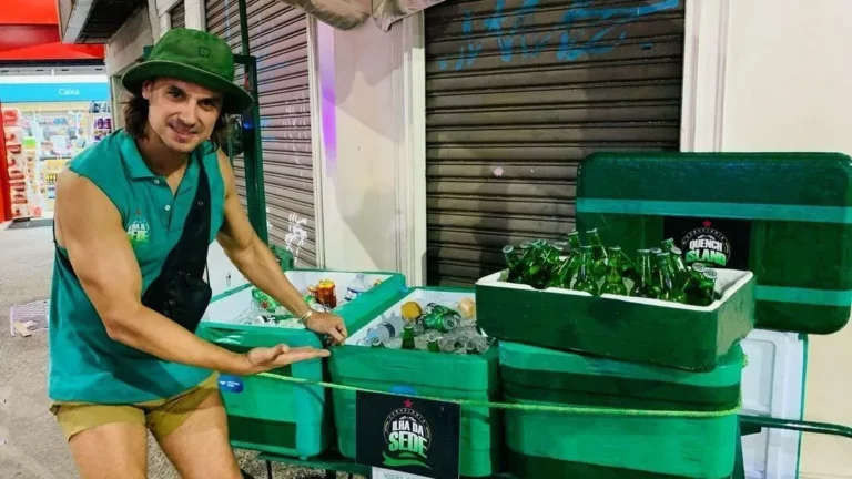 Daniel Erthal, ex-galã de Malhação, vende cerveja em Copacabana (RJ) - Foto: Reprodução