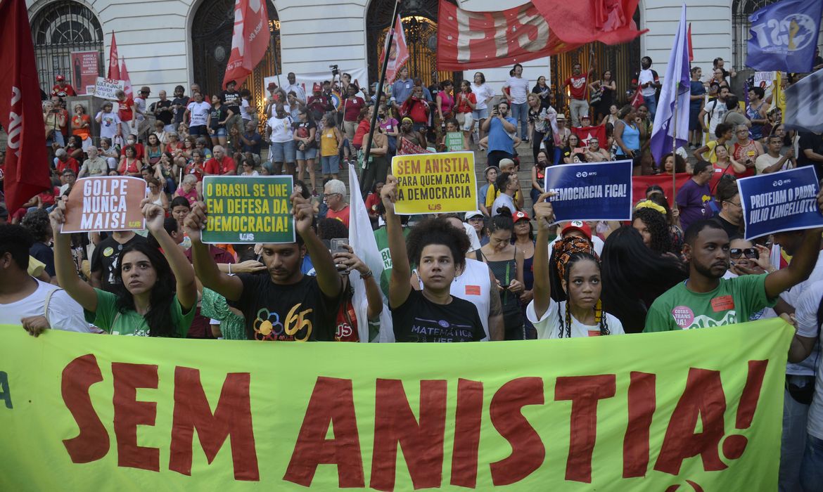 Ato no Rio de Janeiro defende democracia e repudia tentativa de golpe - Foto: Agência Brasil