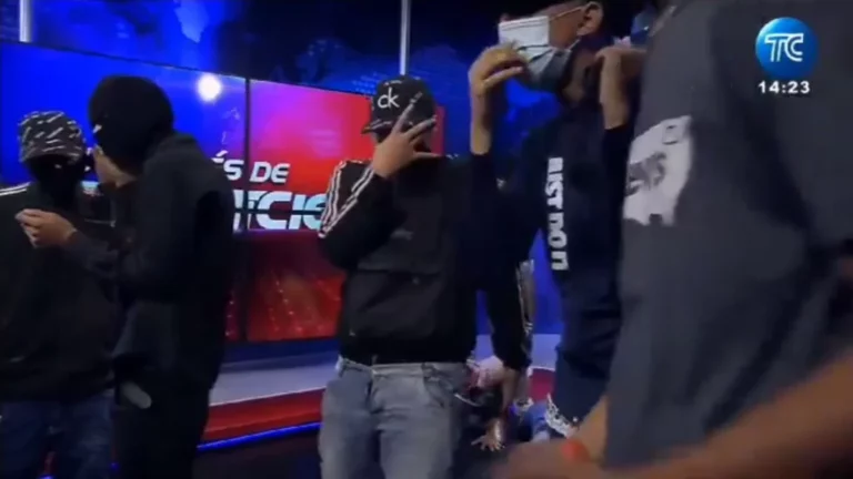 Bandidos invadem estúdio da TC Televisión, em Guayaquil. Reprodução