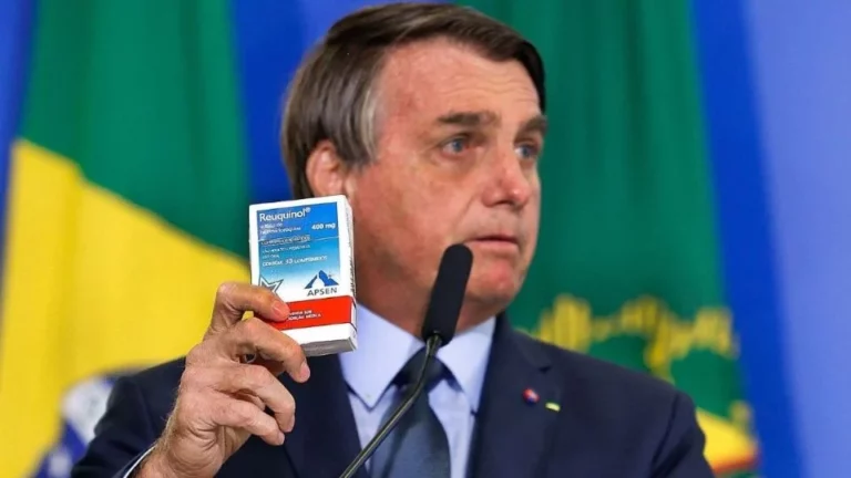 Jair Bolsonaro segura caixa de cloroquina e faz propaganda do medicamento - Foto: Carolina Antunes/PR