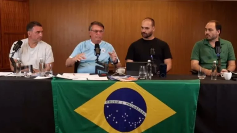 Jair Bolsonaro e os filhos em live. Foto: reprodução