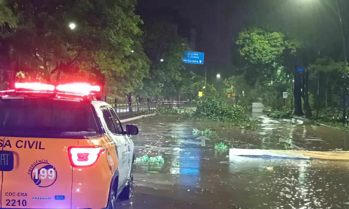 Temporal deixa um morto e milhares sem energia no Rio Grande do Sul
