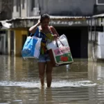 Chuvas torrenciais no Rio transformaram avenidas em rios e mataram pelo menos 12 pessoas - Mauro Pimentel / AFP