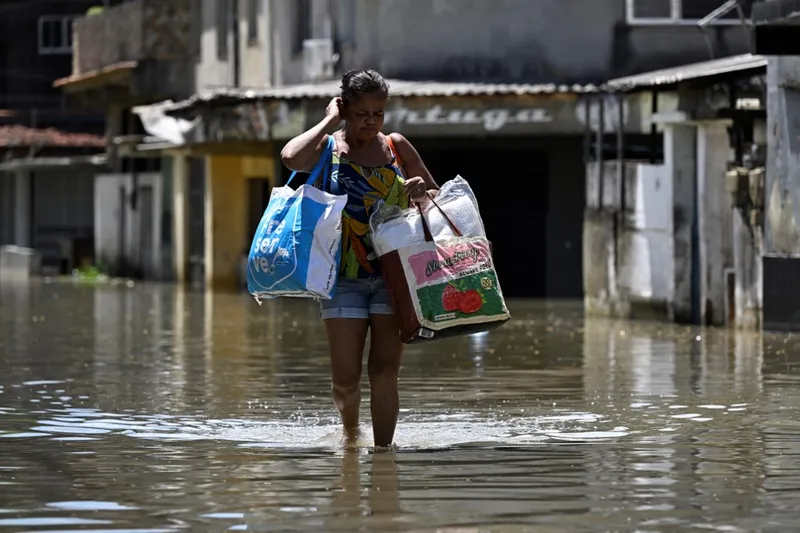 Chuvas torrenciais no Rio transformaram avenidas em rios e mataram pelo menos 12 pessoas - Mauro Pimentel / AFP