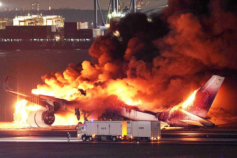 Avião em chamas na pista do Aeroporto Internacional de Tóquio. Foto: reprodução