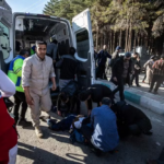 Atendimento a feridos durante explosões em procissão em homenagem aos quatro anos de morte do general Qassem Soleiman. Foto: Mehr News via AFP