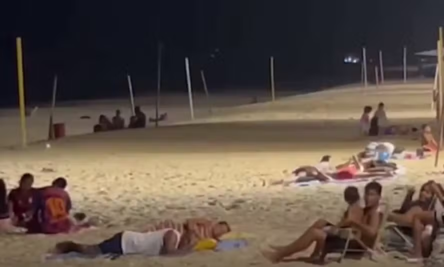 Moradores de Maricá ficam sem luz e dormem na praia. Foto: reprodução