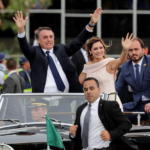 Jair, Michelle e Carlos durante a posse presidencial em 2019. Foto: reprodução