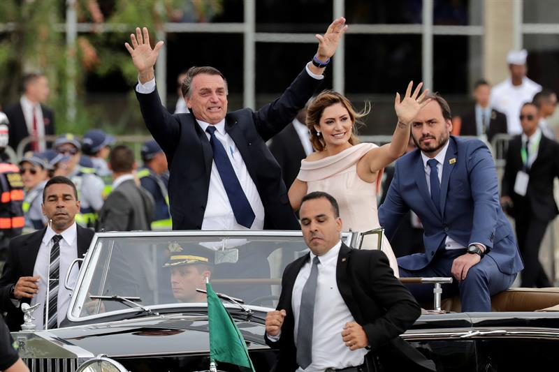 Jair, Michelle e Carlos durante a posse presidencial em 2019. Foto: reprodução