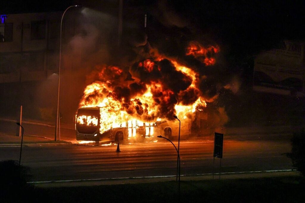 Ônibus incendiado por bolsonaristas em Brasília no dia da diplomação de Lula