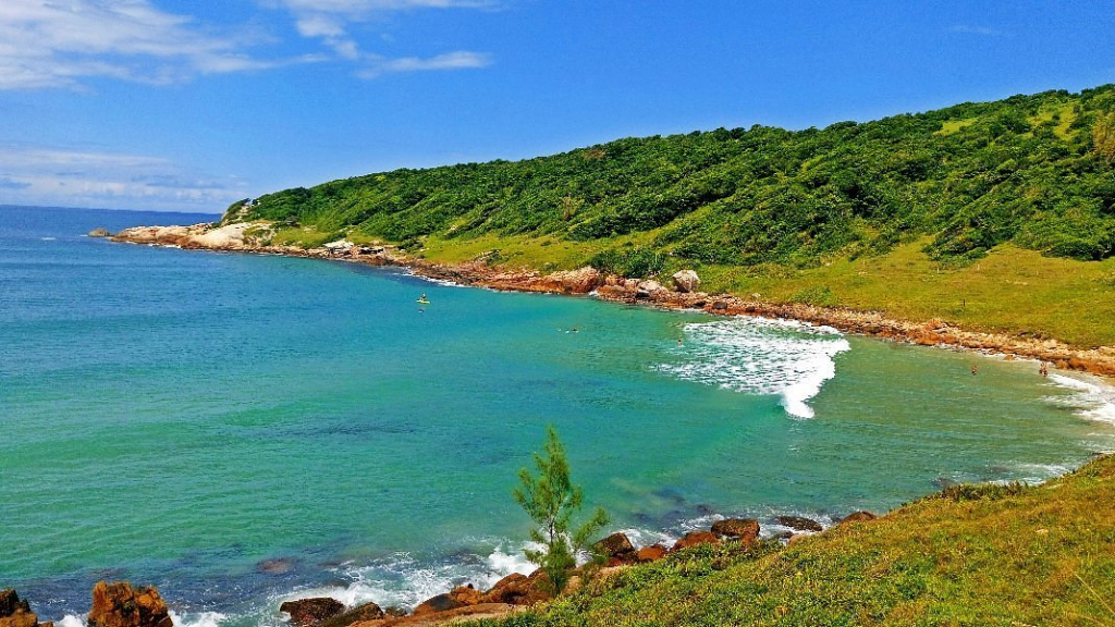 Uma das praias mais deslumbrantes do sul da Bahia, a Praia do Espelho oferece falésias coloridas e piscinas naturais durante a maré baixa.

 

Praia do Rosa - Santa Catarina
