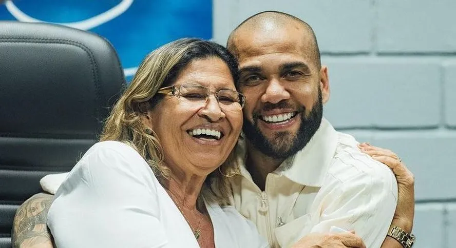 Lúcia Alves e seu filho, o ex-jogador Daniel Alves - Foto: Reprodução