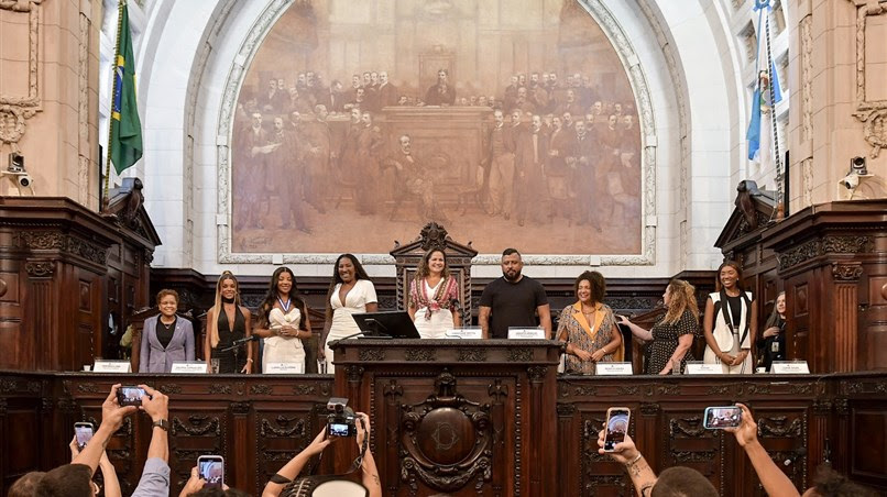 Ludmilla recebe medalha na Alerj - Foto: Octacílio Barbosa