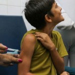 Rio inicia vacinação de crianças de 10 anos contra a dengue