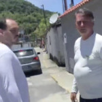 Jair Bolsonaro e Carlos Bolsonaro surpreendidos pela Polícia Federal em Angra dos Reis - Foto: Reprodução GloboNews