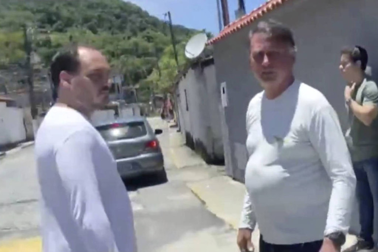 Jair Bolsonaro e Carlos Bolsonaro surpreendidos pela Polícia Federal em Angra dos Reis - Foto: Reprodução GloboNews