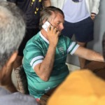 O ex-presidente Jair Bolsonaro em sua casa de praia em Angra (RJ) conversando ao telefone com uma pessoa que seria da Rota da PM de São Paulo. Foto: Ranier Bragon