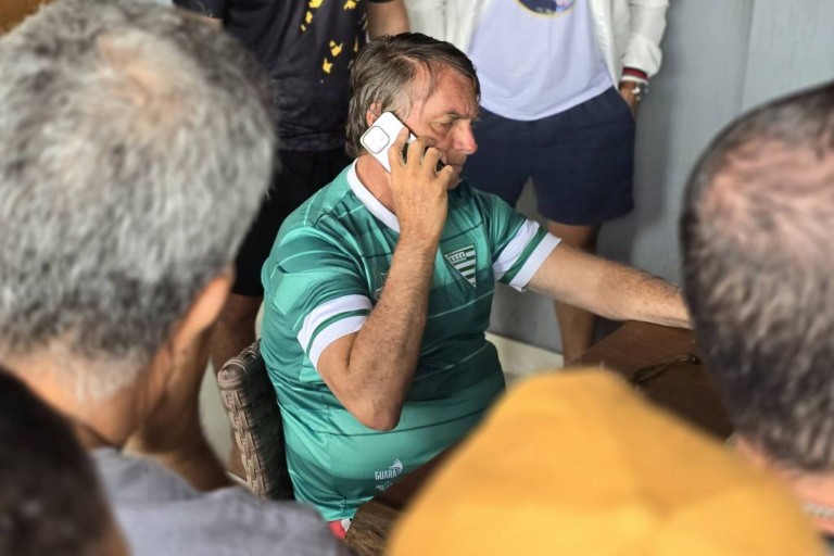 O ex-presidente Jair Bolsonaro em sua casa de praia em Angra (RJ) conversando ao telefone com uma pessoa que seria da Rota da PM de São Paulo. Foto: Ranier Bragon