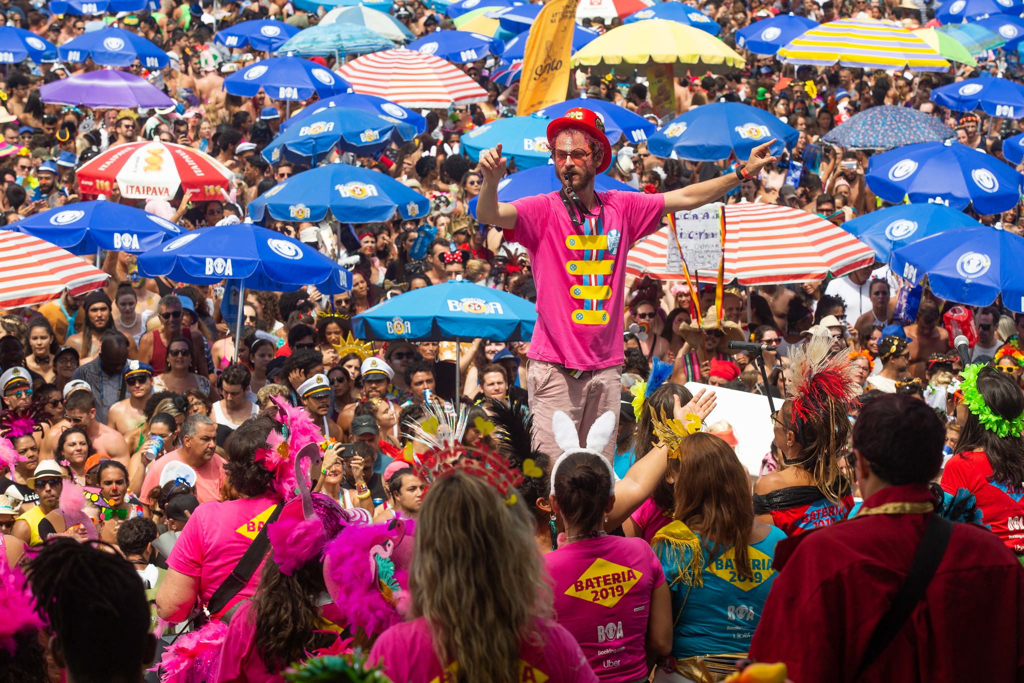 Carnaval RJ: Blocos de Rua Movimentam Segunda-feira com Diversidade de Atrações