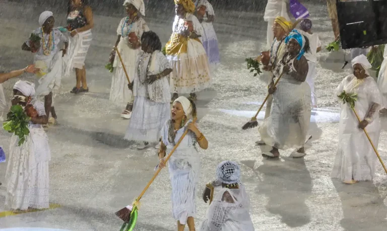Lavagem da Sapucaí reúne fé e festa para garantir sucesso do carnaval