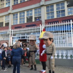 Os mascotes Linda, Justo e o Lápis do Conhecimento vão dar as boas-vindas aos alunos - Robert Gomes/Prefeitura do Rio