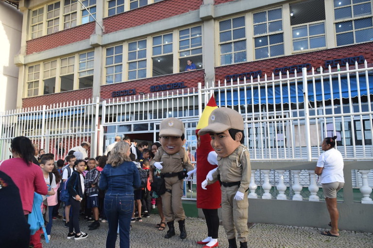 Os mascotes Linda, Justo e o Lápis do Conhecimento vão dar as boas-vindas aos alunos - Robert Gomes/Prefeitura do Rio