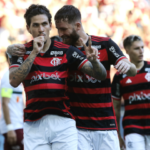 Pedro comemora com Léo Pereira o primeiro gol do clássico (Crédito: Úrsula Nery/Agência FERJ)