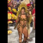 Paolla Oliveira durante desfile no carnaval 2024. (Foto: Reprodução)