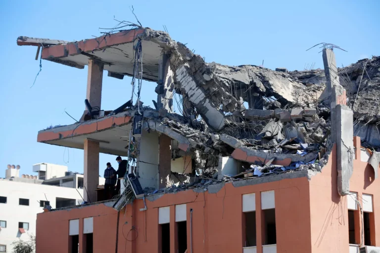 Vista de um prédio parcialmente destruído após os ataques israelenses em Deir al-Balah, Gaza, em 1º de fevereiro de 2024. [Ashraf Amra/Agência Anadolu]