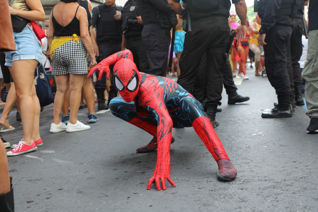 Até herói brinca Carnaval! Homem-Aranha marca presença no desfile do bloco Chora Me Liga, no Centro do Rio. - Foto: Alexandre Macieira - Riotur