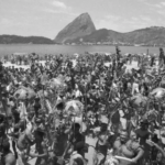 Banho de mar a fantasia na Prainha da Glória - Foto de Jorge William - Agência O GLOBO