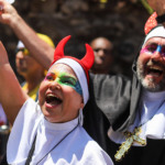 Sagrado e profano se encontram no desfile do Bloco das Carmelitas, em Santa Teresa