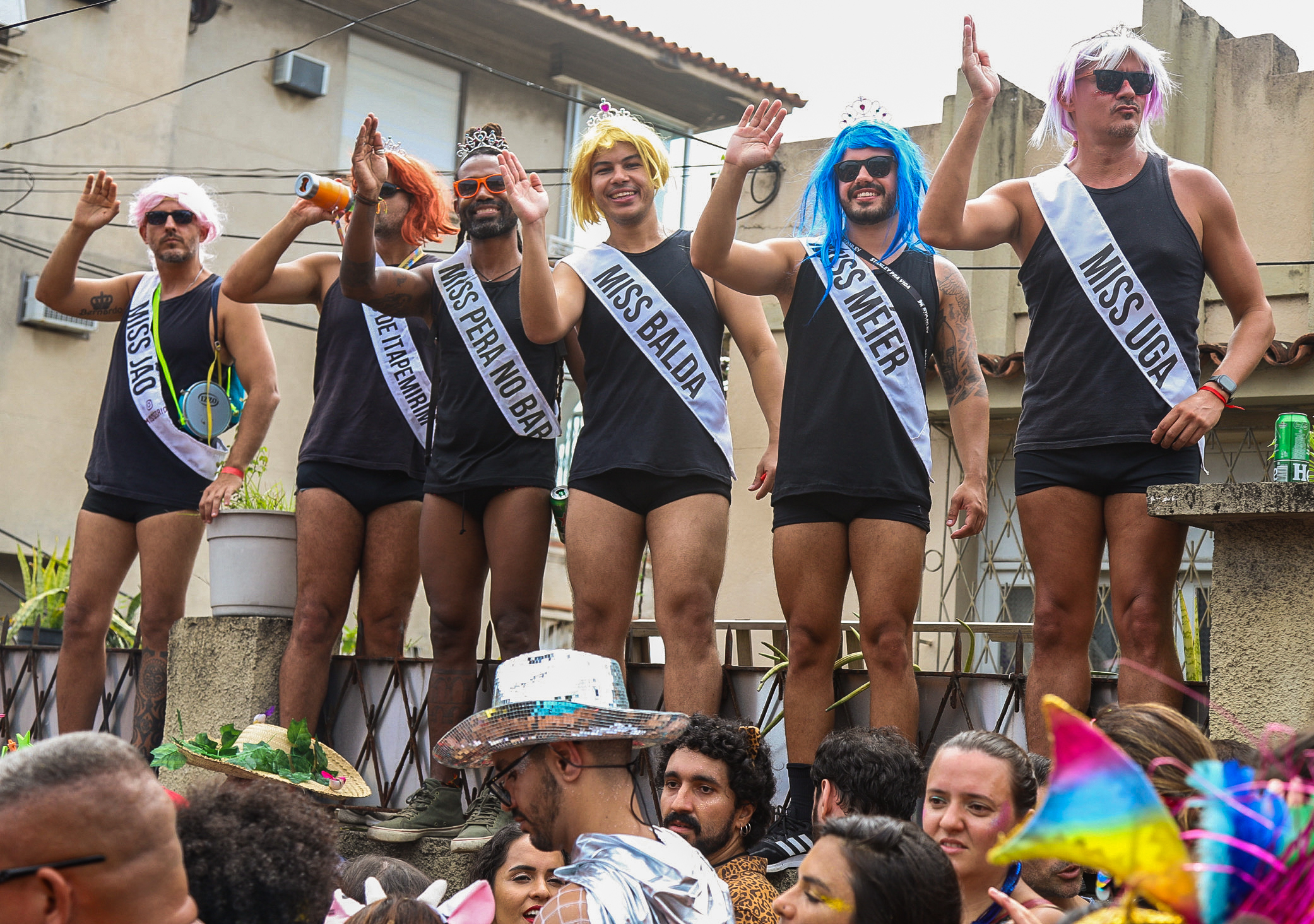Com fantasias criativas, grupo desfila com roupa de miss no Céu Na Terra - Foto: Fernando Maia - Riotur