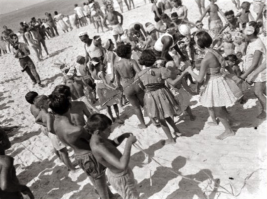 Concurso de mergulho à fantasia na Prainha da Glória, em 1954 - Arquivo Público do Estado de São Paulo - Última Hora