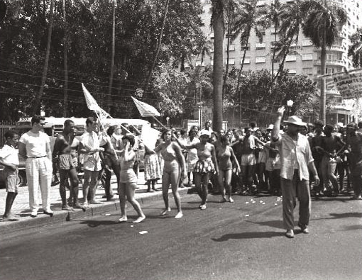 Cortejo em frente ao Palácio do Catete em 1954, rumo a Prainha da Glória - Arquivo Público do Estado de São Paulo - Última Hora