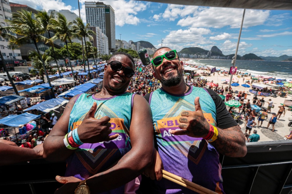 O Bloco AfroReggae na praia de Copacabana - Foto: Cesar Diogenes