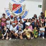 Musas Tatiana Breia e Amanda Fernandes preparam lanche carnavalesco para crianças da União da Ilha