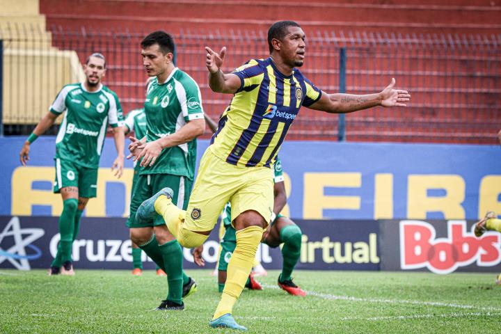 Rodrigão marcou o segundo gol do triunfo do Madureira (Crédito: Wanderson Colino/MEC)