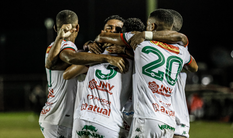 Jogadores da Portuguesa comemoram o gol da vitória sobre o Audax (Crédito: Nathan Diniz/AAP)