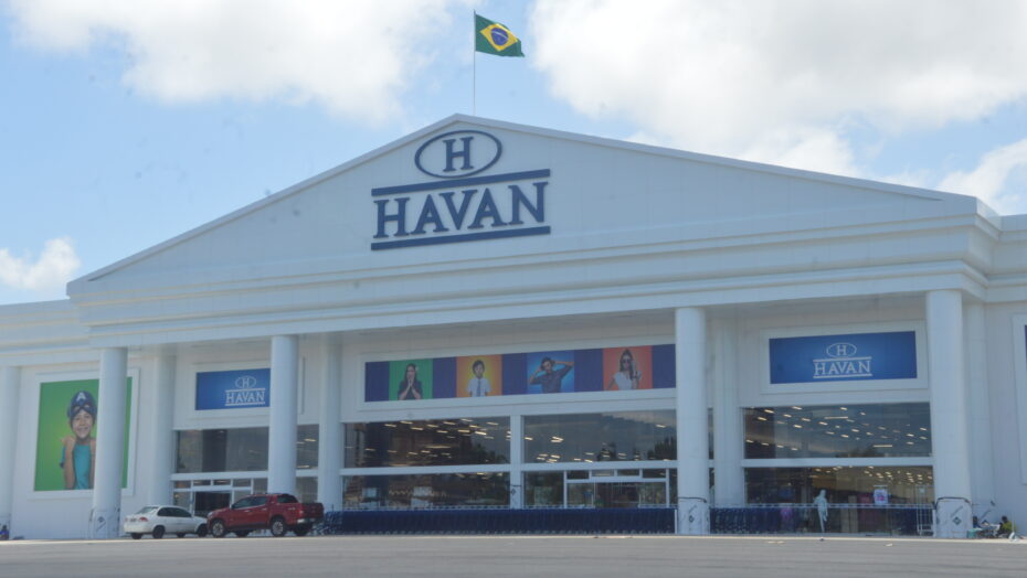 Influenciadora causa tumulto ao lançar dinheiro em centro comercial da Havan em Brusque, Santa Catarina - Foto: Reprodução/Instagram
