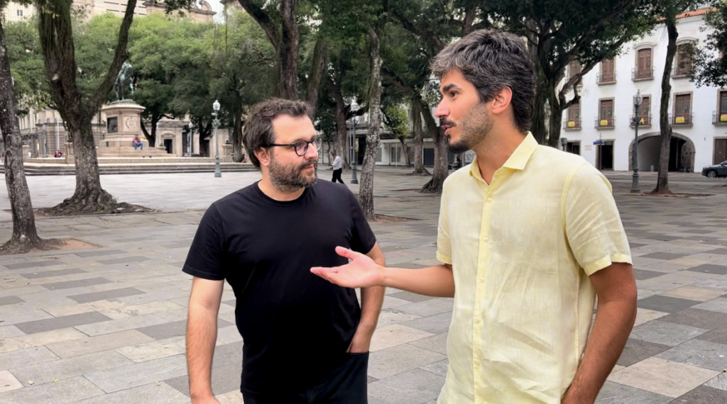 Historiador Thiago Gomide e apresentador Bruno Barros na Praça XV - Divulgação / TV Brasil