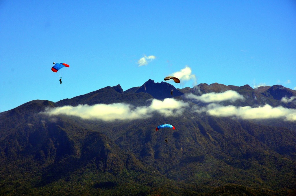Resende - Serra com paraquedas - Foto: Marcio Fabian