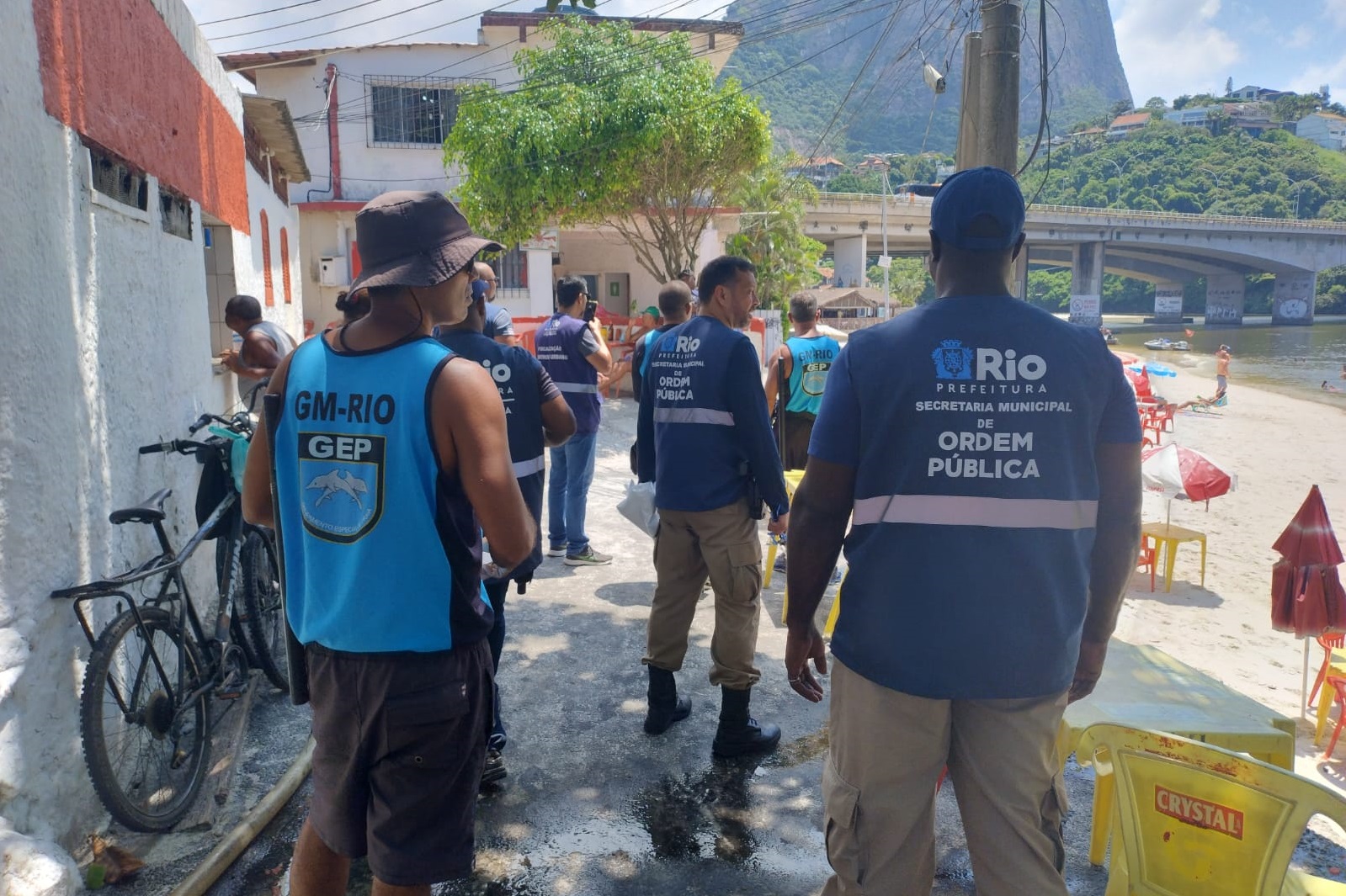 As ações ocorreram em barracas de venda de alimentos que ficam nas areias da Barra da Tijuca e na Avenida Genaro de Carvalho - Divulgação