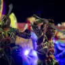Integrantes da Viradouro durante desfile no carnaval de 2024. Enredo falou sobre mulheres guerreiras e o culto ao vodun serpente — Foto: Bruna Prado/AP
