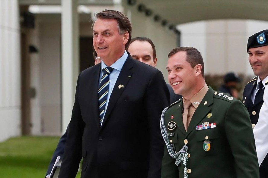 Jair Bolsonaro e seu então ajudante de ordens, Mauro Cid. Reprodução