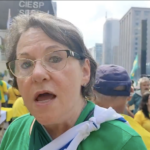 Manifestante com bandeira de Israel é indagada por repórter. Foto: Reprodução