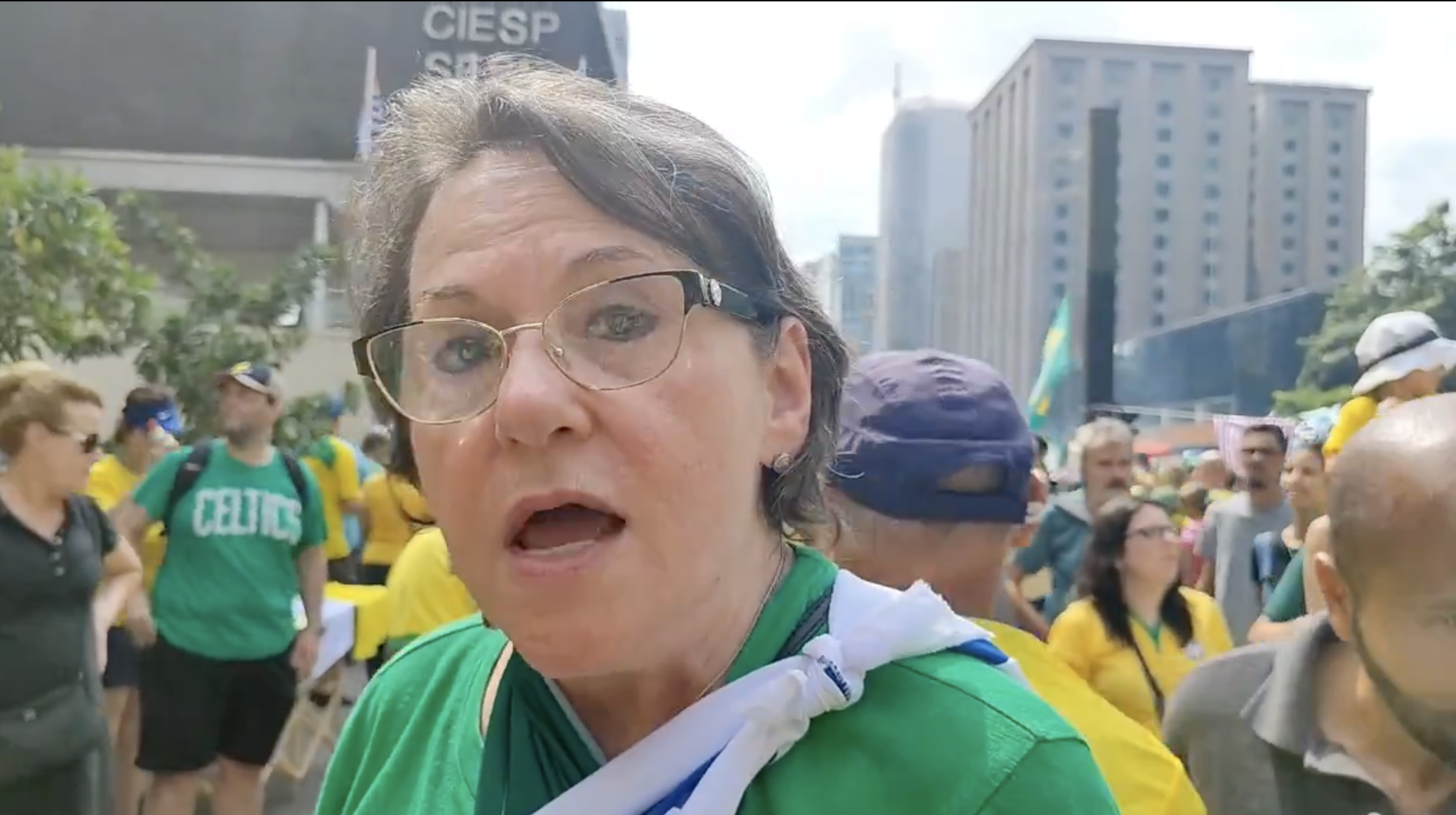 Manifestante com bandeira de Israel é indagada por repórter. Foto: Reprodução