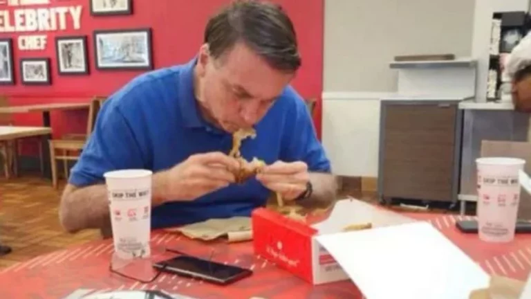 Bolsonaro almoça solitário no KFC durante sua fuga para a Flórida - 
Foto: Reprodução/Twitter @davidrkadle