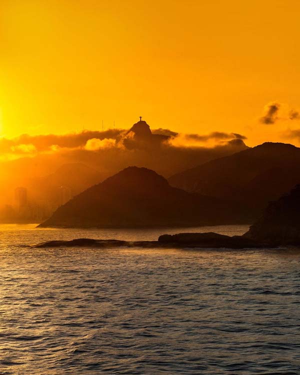 No domingo (25/02), a passagem de uma frente fria pelo oceano irá manter a nebulosidade variada sobre a cidade do Rio de Janeiro, e há previsão de chuva fraca isolada à noite. Os ventos estarão fracos a moderados. Entre a segunda-feira (26/02) e a quarta-feira (28/02), haverá redução de nebulosidade sobre a cidade e não há previsão de chuva. As temperaturas apresentarão gradual elevação