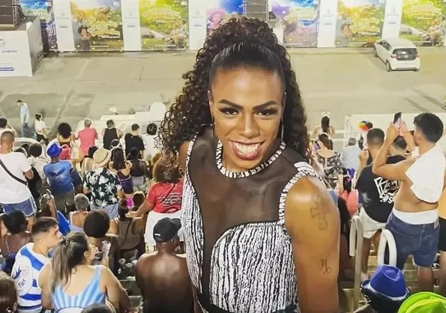 Além de passista, Amanda Soares fazia shows cantando sucessos do sertanejo em festas e no carnaval - Reprodução/Redes sociais
